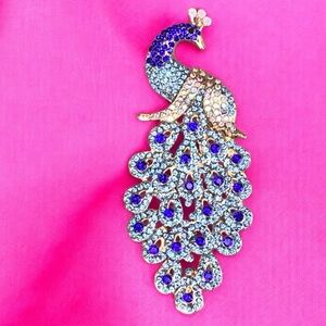 🎉HP🎉 Gorgeous peacock brooch. Gold toned & shades of blue rhinestones. NWT